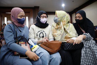 Madres de niños fallecidos por el jarabe tóxico en Indonesia asisten a una sesión preliminar del proceso judicial contra el gobierno y las compañías farmacéuticas que vendieron el medicamento.
