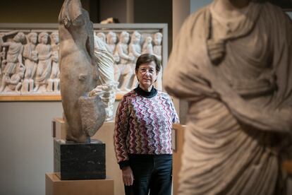 Isabel Rodà, rodeada de estatuas romanas en el Museo Marés de Barcelona, el pasado 30 de noviembre.