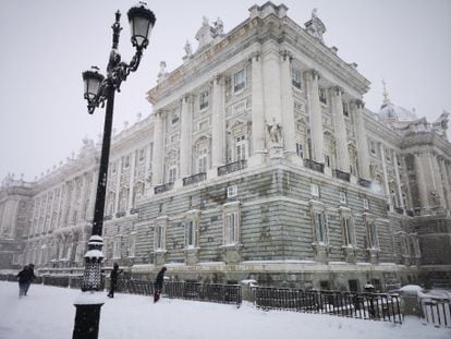 El Palacio Real cubierto de nieve tras el paso de la borrasca Filomena, el 9 de enero pasado.