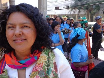 <span >Berta Cáceres, líder indígena hondureña asesinada el 3 de marzo de 2016. Una más entre tantas otras mujeres indigenas latinoamericanas asesinada por su compromiso en la lucha por la igualdad y la dignidad humanas.</span>
