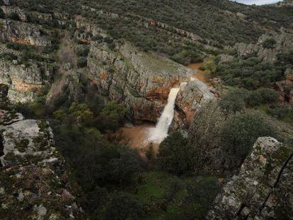 Cascada de Cimbarra, en límite oriental de Sierra Morena, en un fotograma de 'Guadalquivir'.
