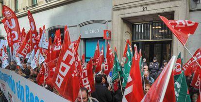 Protestas de los sindicatos enfrente de la sede de CECA en Madrid. 