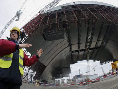 Interior de la estructura del sarcófago que cubrirá el reactor siniestrado de Chernóbil, el pasado febrero.