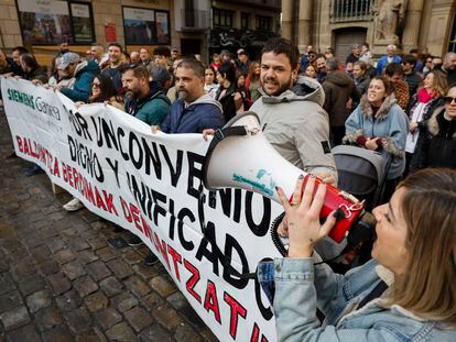 Trabajadores de Siemens Gamesa de Arazuri el pasado domingo en la Plaza del Ayuntamiento de Pamplona para pedir un convenio que les unifique con el resto de centros de Navarra.