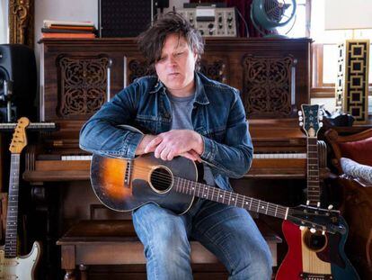 Ryan Adams posa con una guitarra en su estudio casero en un vídeo de su cuenta de Instagram.