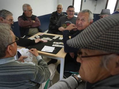 Ancianos jugando a las cartas.