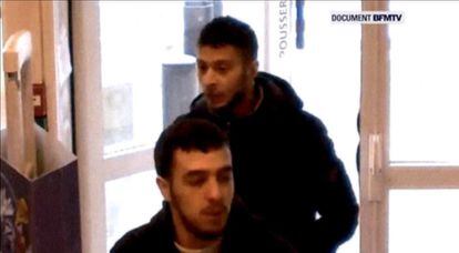 Salah Abdeslam, atr&aacute;s, el 14 de noviembre en una gasolinera francesa.