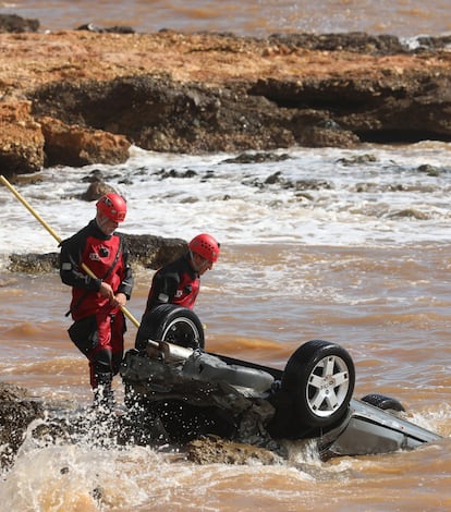 Los Bomberos de Les Cases de Alcanar inspeccionan el coche. Foto: Josep Lluis Sellart