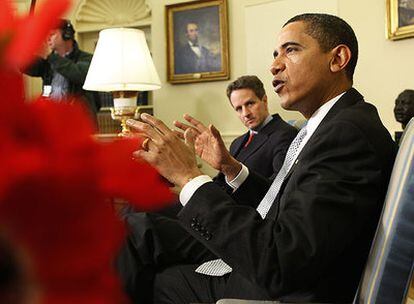 Barack Obama, durante su comparecencia ayer en Washington junto a Timothy Geithner (al fondo).