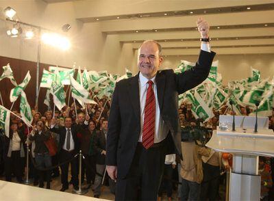 Manuel Chaves celebra el triunfo electoral de anoche ante los militantes que se congregaron en un hotel del antiguo recinto de la Expo.