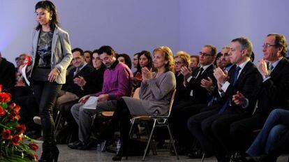 Sara Buesa se dirige al estrado para intervenir en el acto celebrado este jueves en Vitoria en el aniversario del asesinato de su padre.