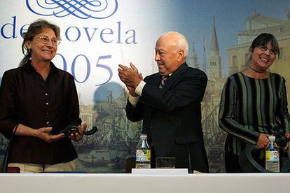 Ema Wolf (izquierda) y Graciela Montes con Jesús de Polanco, tras recibir ayer, en la sede de Santillana en Madrid, el VIII Premio Alfaguara de Novela.