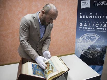Manuel Gago, comisario de la exposición, hojea un facsimil de la' Biblia Kennicott' este lunes en A Coruña.