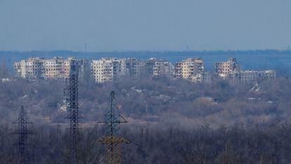 Una vista muestra edificios residenciales de varios pisos destruidos en la ciudad de Avdiivka en el transcurso del conflicto entre Rusia y Ucrania, visto desde Yasynuvata (Yasinovataya) en la región de Donetsk, Ucrania controlada por Rusia, 19 de febrero de 2024.
