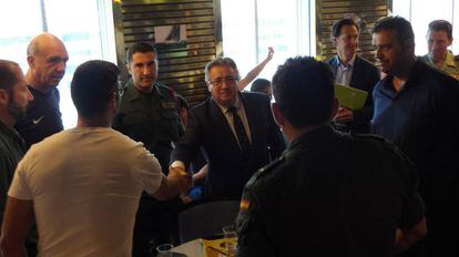 El ministro del Interior, Juan Ignacio Zoido, en el desayuno que este mi&eacute;rcoles ha compartido con los polic&iacute;as alojados en barcos en Barcelona