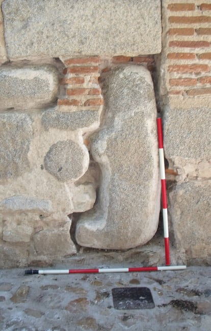 Verraco reutilizado en la espadaña de la ermita de Santo Tomás Apóstol de la localidad de Papatrigo, Ávila.