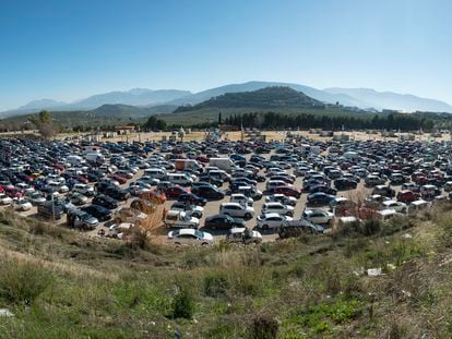 Concentración de vehículos cerca de Jaén capital, previa a la marcha de protesta este domingo.
