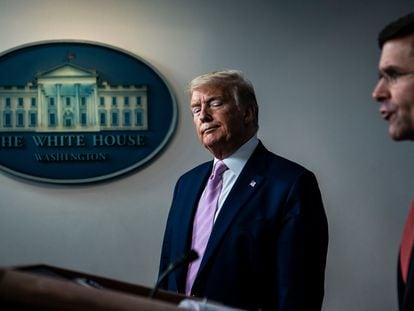 Donald Trump y Mark Esper, en una rueda de prensa en la Casa Blanca, en abril.