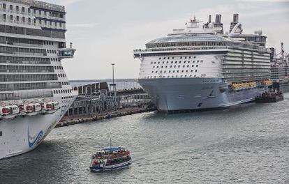 A la izquierda, Allure of the Seas, el mayor crucero del mundo, atracado ayer en Barcelona.