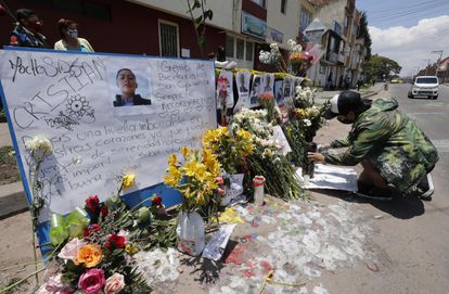 Un hombre pone velas en un altar en memoria de Cristian Hernández, muerto por arma de fuego durante disturbios frente al Comando de atención inmediata (CAI) del Verbenal, este viernes, en Bogotá (Colombia).