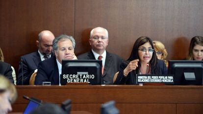 Luis Almagro, secretario general de la OEA, y la canciller venezolana Delcy Rodríguez.