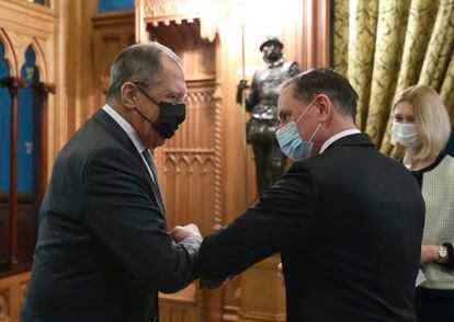 El ministro de Exteriores alemán, Serguéi Lavrov, choca el codo con el co-presidente de Alternativa para Alemania, Tino Chrupalla, este martes en Moscú.
