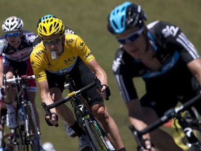 Wiggins, con Froome y Van den Broeck, en un descenso de la etapa de ayer