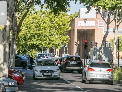 Tráfico en el centro de Tres Cantos (Madrid), una de las localidades que todavía no han iniciado los trámites para hacer una zona de bajas emisiones.