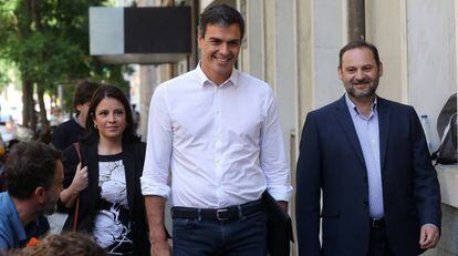 Pedro Sánchez junto a Adriana Lastra y José Luis Ábalos en la sede del PSOE.
