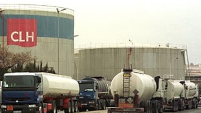 Varios camiones de CLH esperan para poder acceder a las instalaciones de la compañía.