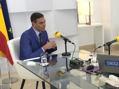 18/10/21 Madrid El presidente del Gobierno, PEdro Sánchez, y la presentadora de 'Hoy por hoy', Àngels Barceló, durante la entrevista en La Moncloa. Foto de Cadena SER