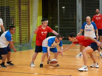 Jugadores del equipo Baskonia Mixed Ability, formado por personas con y sin discapacidad intelectual, entrenan en el centro cívico Aldabe de Vitoria.
