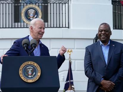 El presidente de Estados Unidos, Joe Biden, en el atril, junto al secretario de Defensa, Lloyd Austin, el 4 de julio en la Casa Blanca.