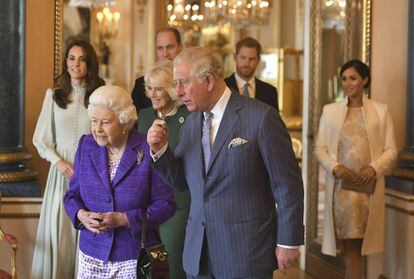 Isabel II, el príncipe Carlos y Camila de Cornualles seguidos de Kate Middleton, Guillermo, Enrique y Meghan Markle en el palacio de Buckingham en marzo.