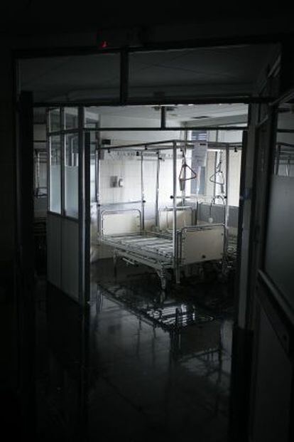 Camas cerradas en la quinta planta de traumatologia del hospital Vall d'Hebron.