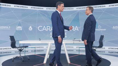 El presidente del Gobierno, Pedro Sánchez, y el candidato del PP a la presidencia, Alberto Núñez Feijóo antes del 'Cara a Cara. El Debate', el 10 de julio de 2023.