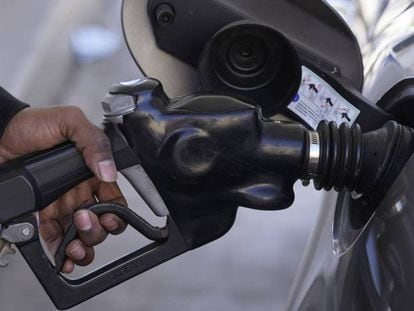 La gasolina y el gasóleo vuelven a caer en plena operación salida de agosto