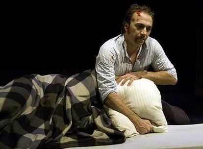 Escena de <i>El hombre almohada</i> de Martin McDonagh.