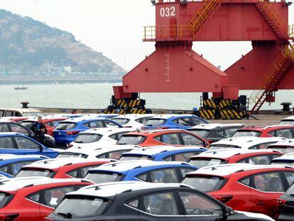 Veh&iacute;culos preparados para ser exportados en un Lianyungang, China.