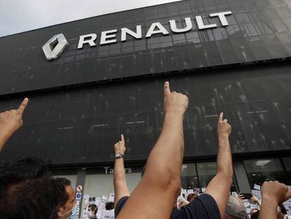 Cientos de personas protesta contra el cierre de las plantas de Nissan en Barcelona ante un concesionario de Renault de Esplugues de Llobregat (Barcelona), este martes.