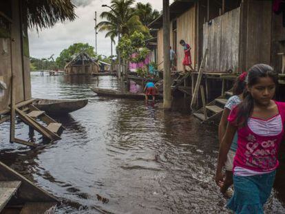 Para los habitantes de las comunidades del Marañón, en la época de lluvias caminar dentro del río es tan normal como hacerlo por una acera.