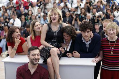 La actriz y directora italiana Valeria Bruni Tedeschi (centro), rodeada por el equipo de 'Un castillo en Italia': de izquierda a derecha, la guionista Agnes de Sacy, la actriz Celine Sallette, la guionista Noemie Lvovsky, y los actores Louis Garrel, Marisa Borini y (abajo) Filippo Timi.