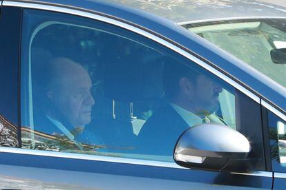 Los reyes Juan Carlos y Sofía, que va en la parte trasera del coche, a su llegada a la boda de Rafa Nadal y Mery Perelló.
