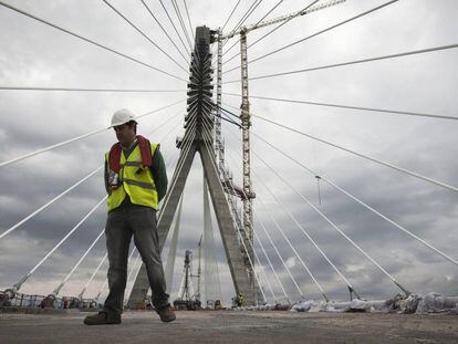 Un trabajador en la obra del puente de la Bahía de Cádiz, en imagen de 2015.