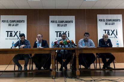 Los representantes sindicales de los taxistas, durante la rueda de prensa que han ofrecido este viernes.