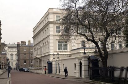 Es propiedad de la corona y, hasta ahora, la residencia oficial del Príncipe Carlos y Camilla Parker Bowles. Se encuentra en el Mall, la calle que une el palacio de Buckingham con Trafalgar Square, y comparte jardines con el palacio de St. James.