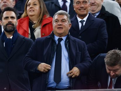El presidente del Barcelona, Joan Laporta (en el centro), en el palco durante el partido de la Europa League entre Barça y Manchester United, este jueves en el Camp Nou.