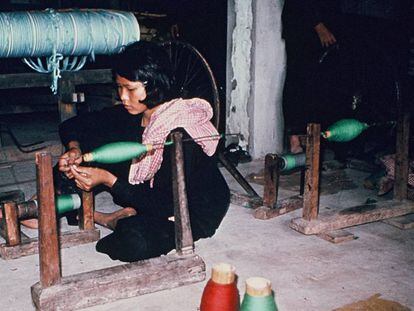 Una joven camboyana en una de las cooperativas de trabajo de los setenta.