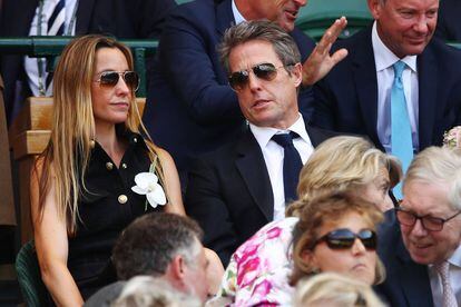 Hugh Grant asiste a la final de Wimbledon junto a su mujer Anna Look.
