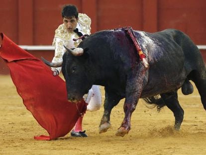 Javier Casta&ntilde;o en la faena de muleta a su segundo toro.